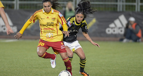 Marta och hennes lag Tyresö vann SM-guld i fotboll förra året.
Många tror att laget blir mästare i år igen. Foto: Bertil Enevåg/Scanpix.